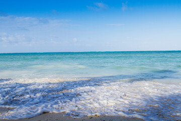 Fototapeta na wymiar Turquoise beach on an island during summer. Summer vacation to Hawaii