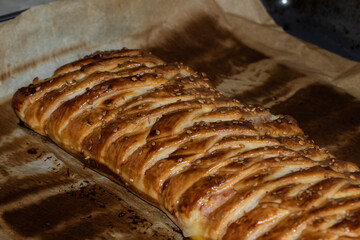 Fotografia in primo piano di un dolce in pasta sfoglia che sta cuocendo nel forno