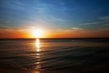 Fototapeta na wymiar Beautiful sunset on a tropical island. Destination background for website. 