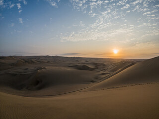 Obraz na płótnie Canvas beautiful sunset in the desert
