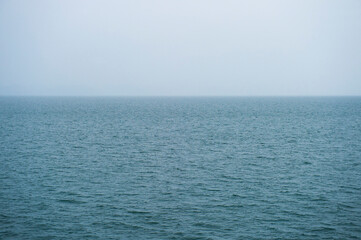雨の日の海と水平線