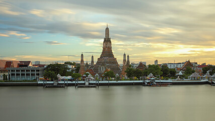 Fototapeta na wymiar Wat Arun along the Chao Phraya river at dusk (Bangkok, Thailand)
