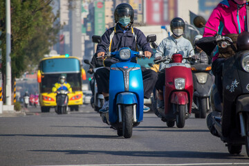 主要な移動手段として利用されるオートバイがたくさん行き交う台湾の街