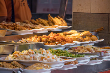 たくさんの料理が並んだビュッフェ