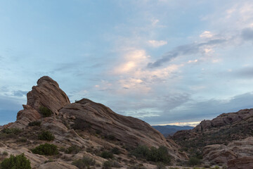 Fototapeta na wymiar red rocks and blue cloudy sky in Vasquez Rocks, California
