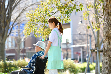 車椅子を押す女性