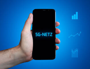 5G-Netz. Hand hält Telefon (Handy). Wort auf Display. Diagramme auf Hintergrund blau. Business