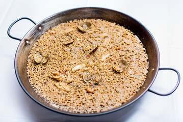 Presentation of hot and ready-to-eat paella