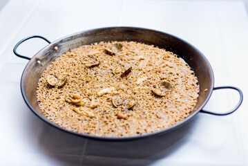 Presentation of hot and ready-to-eat paella