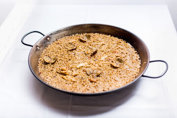 Presentation of hot and ready-to-eat paella