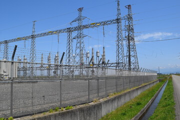 屋外変電設備と送電線鉄塔