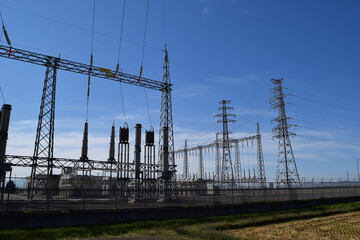 屋外変電設備と送電線鉄塔
