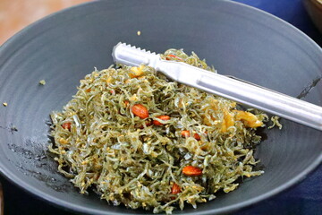 한국의 맛있는 반찬인 멸치 볶음이다.