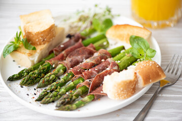 fried asparagus with bacon and croutons