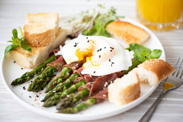 asparagus with poached egg, bacon and croutons