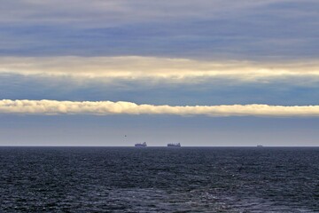 Zwei Schiffe am Horizont
