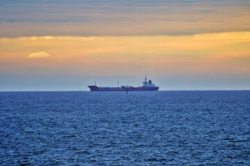 Obraz premium Frachtschiff am Horizont