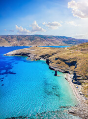 Luftaufnahme des beliebten Strandes Tis Grias to Pidima auf der griechischen Insel Andros,...