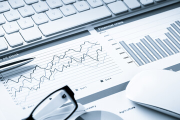 Obraz premium Preparing average sales report