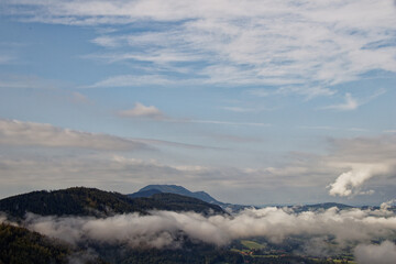 Fototapeta na wymiar Widok na chmury nad górami