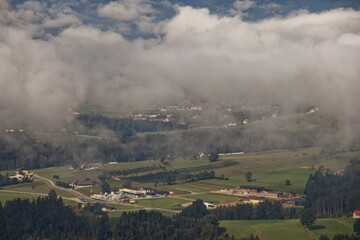 Fototapeta na wymiar Widok na dolinę przez chmury