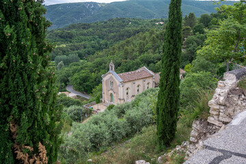 Fototapeta na wymiar Lacoste, village médiéval perché dans le luberon en France. 