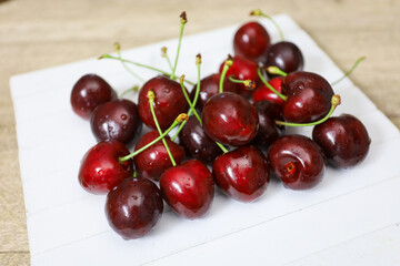 tas de cerises sur une table