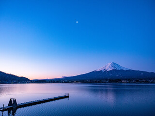 河口湖から望む朝焼けの富士山