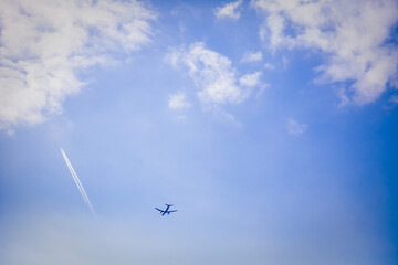
32/5000
plane almost next to one far away