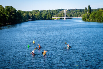 Gruppe von Leuten rudern auf Ruhr in Essen © dietwalther