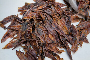 Dried squid is a food preservation that has long been Use salt and sunlight to keep for a long time. It also gives a special delicious flavor different from the original.