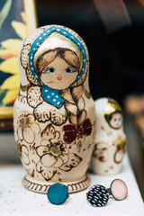 Jolies poupées russes en bois décorées - Babouchkas