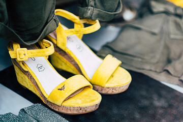 Chaussures sandales à talons compensés en nubuck jaune
