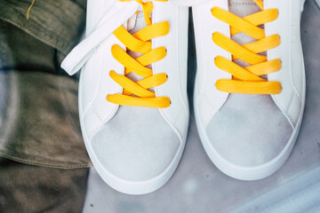 Baskets pour femme au style casual avec des lacets jaune