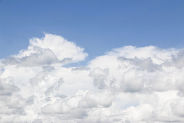 Obraz premium Blue sky and bright white clouds