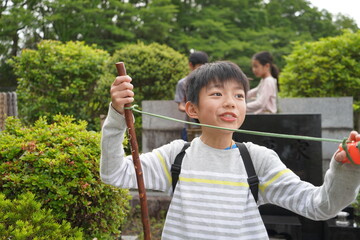 アウトドア　遊ぶ　少年　お墓参り