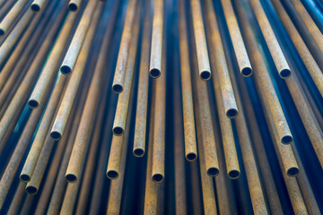 Obraz premium Jeu de lumière et reflets de tubes métalliques