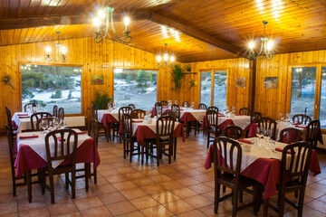Comedor  de restaurante con las mesas montadas y preparado para un servicio de comidas o cenas