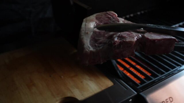 Fleisch von Grill auf Brett