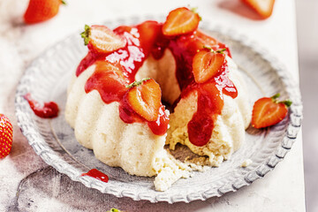 Grieß Pudding mit Erdbeeren