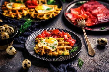 Herzhafte Waffeln mit Lachs und Wachteleiern