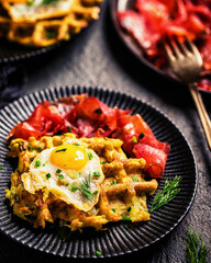 Herzhafte Waffeln mit Lachs und Wachteleiern