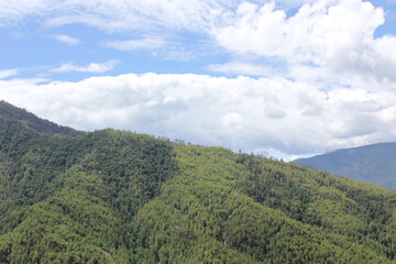 Fototapeta na wymiar Large mountain views and clear blue skies