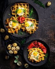 Herzhafte Waffeln mit Lachs und Wachteleiern