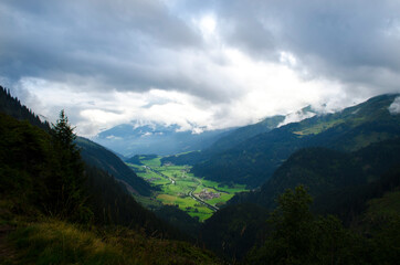 Fototapeta na wymiar Veduta sulla valle, Alpi