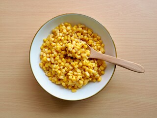 도자기 그릇에 담긴 옥수수
