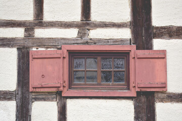 Holzfenster, alt, Gebäude, Fachwerk, Fenster, verwittert,  Fensterglas, Schmierereien,  Riegel,