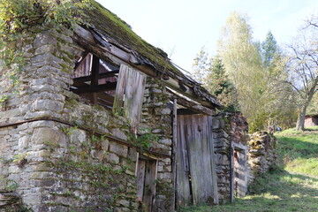 Widok na starą opuszczoną chatę