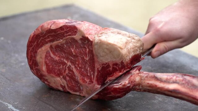 Tomahawksteak wird geschnitten