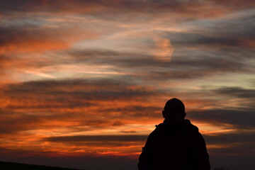 Mann bewundert das schöne Abendrot